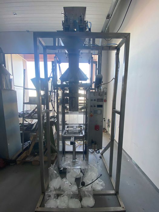 Пакетираща вертикално, тегловна машина за пакети от 1-4кг, почти нова