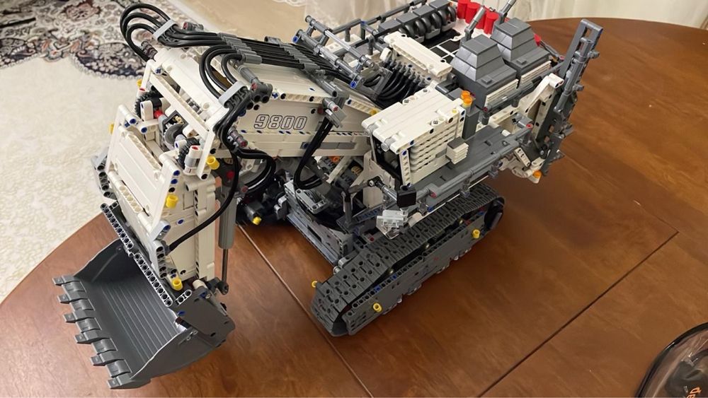 Конструктор LEGO Technic 42100 Экскаватор Liebherr R 9800