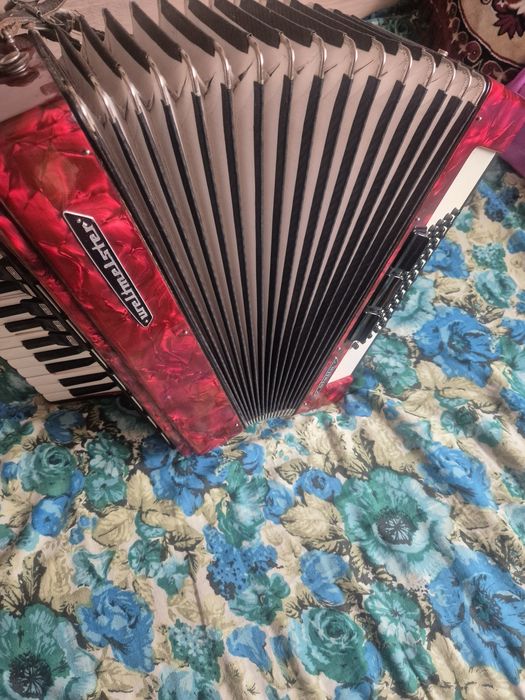 Продавам Акордеон
