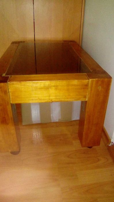 masa de cafea cu geam