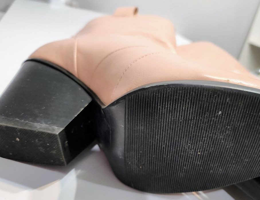 Нежно розовые сапожки для модниц