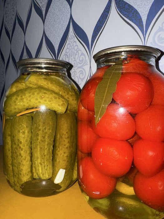 помидоры сочные, плотные , вкусные ; огурчики маринованные хрустящие