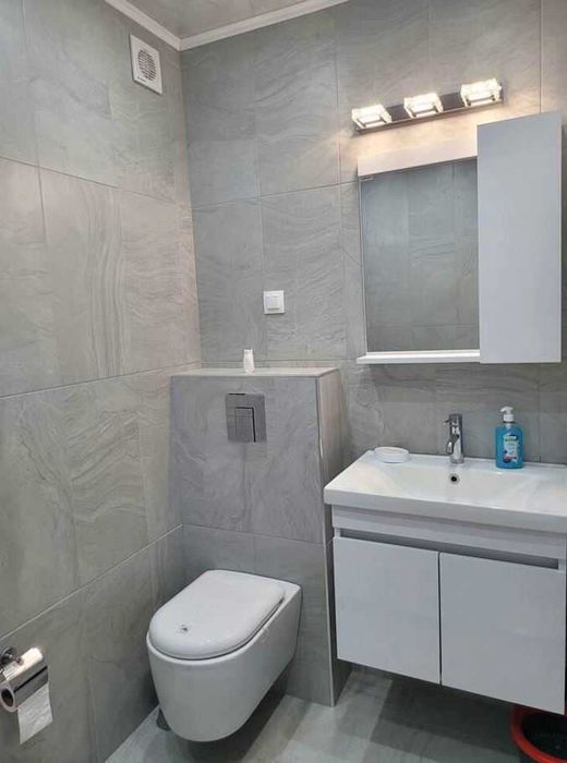 Паркомясто в цената! Двустаен апартамент, под нам, кв. Бриз