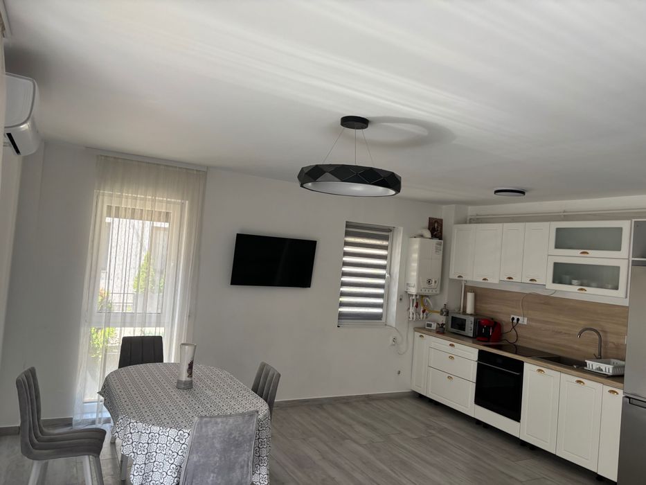 Apartament de închiriat cu un mic spațiu verde ,zona centrală TG Mureș