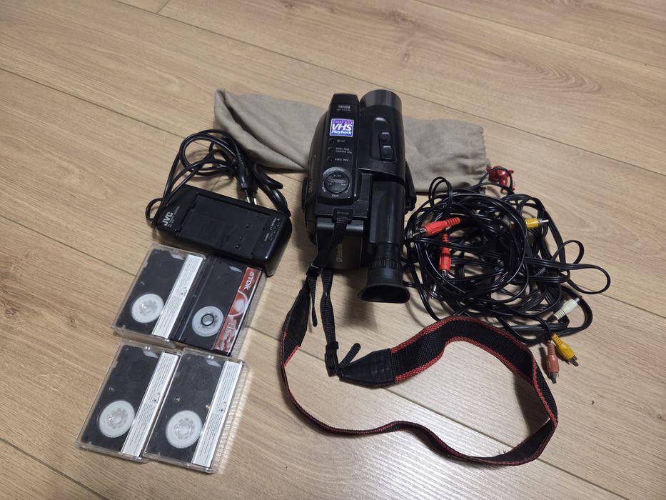 JVC VHS аналогова камера модел GR-AX280E с аксесоари