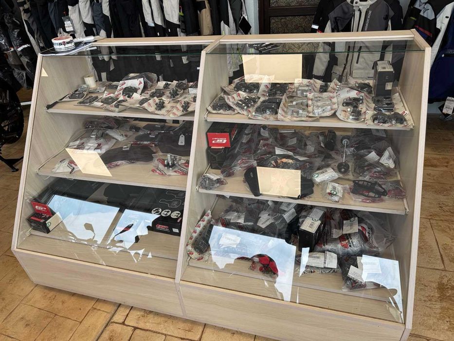 Шкаф витрина с чекмеджета