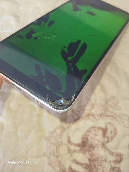 Oppo Reno 7 в оранжевом цвете.