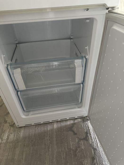 Срочно продаю холодильик BOSCH