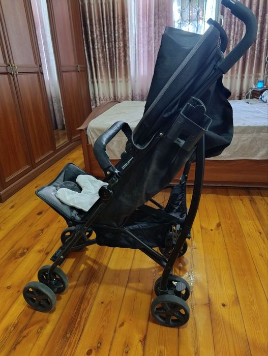 Коляска черного цвета