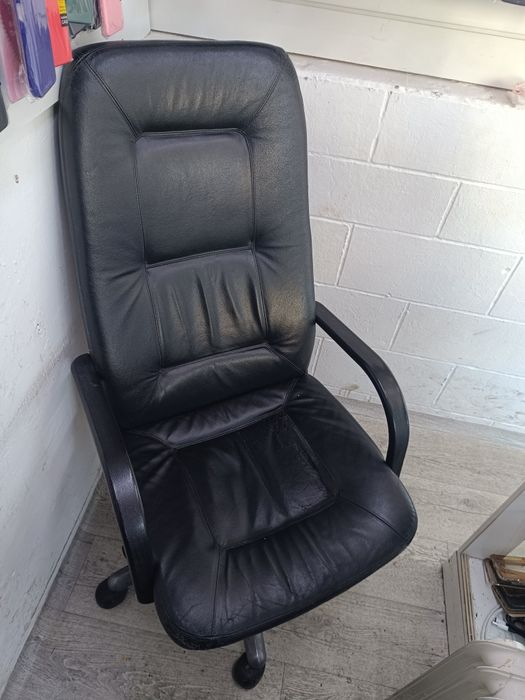 Кожаное кресло продам