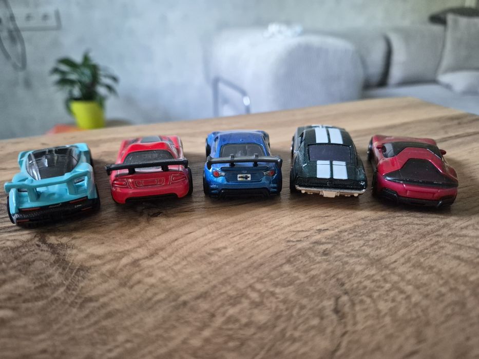 Модельки Hotwheels