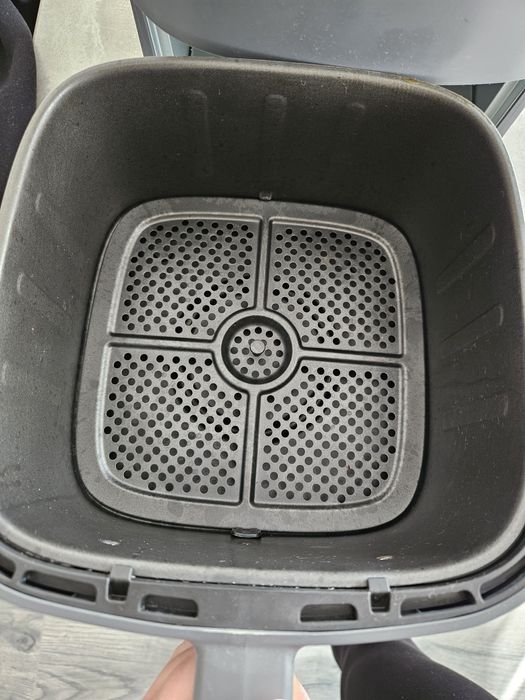 Продавам air fryer tefal