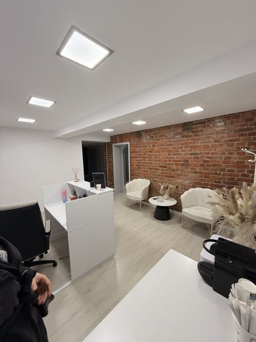 Inchiriem post manichiura si pedichiura - utilitati incluse