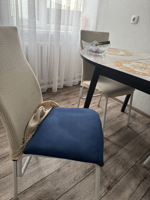 Продам стол и стулья.