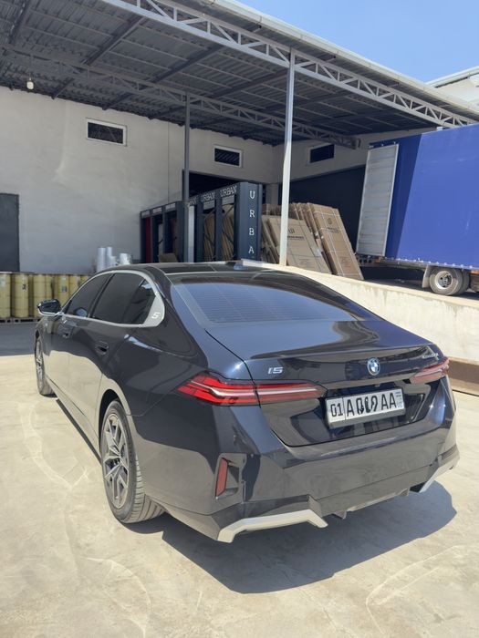 Bmw I5.