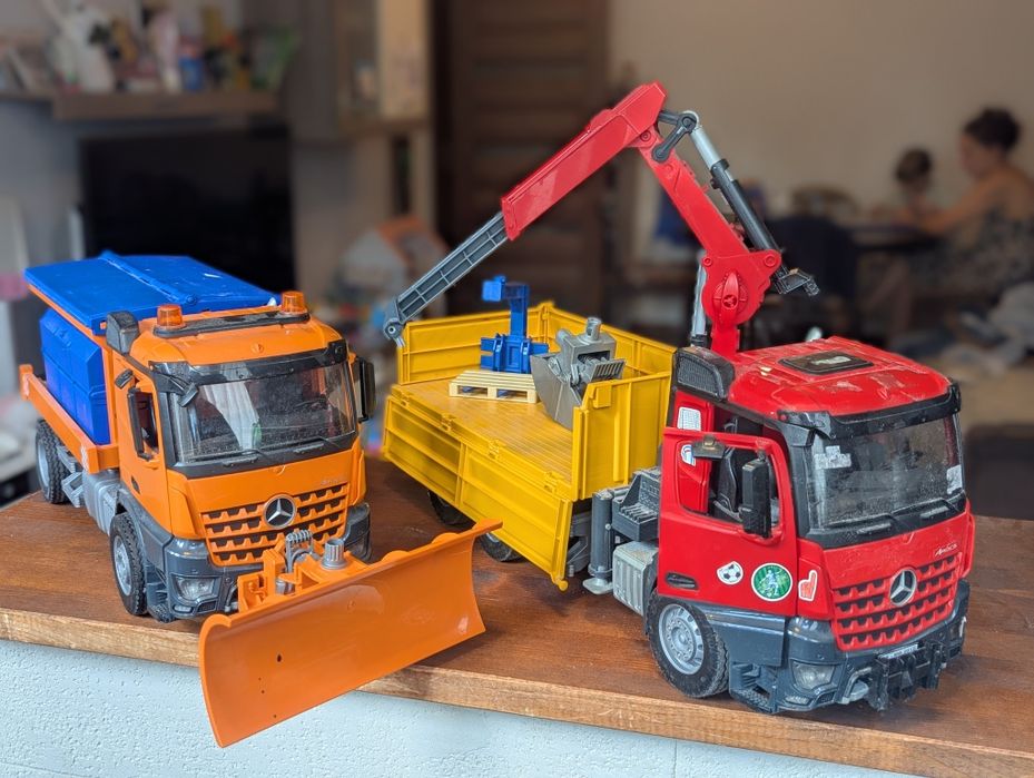 Camion Bruder Mercedes Arocs Deszapezire sau Bena cu Macara 1:16
