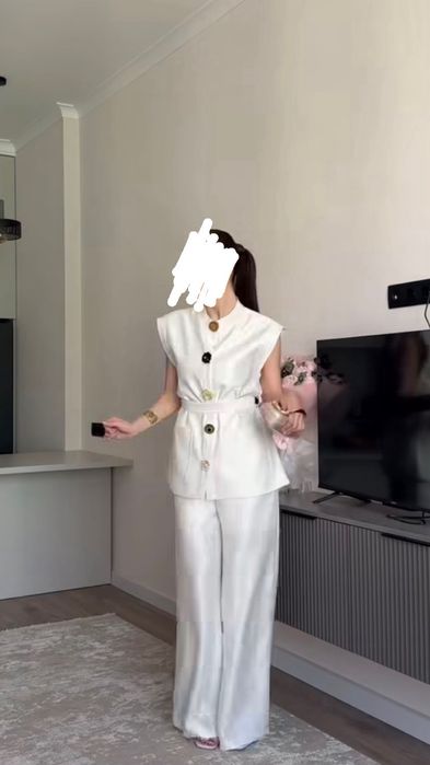 Белый костюм, почти новый. Брала за 45 тыс, отдам за 10–15 тыс.