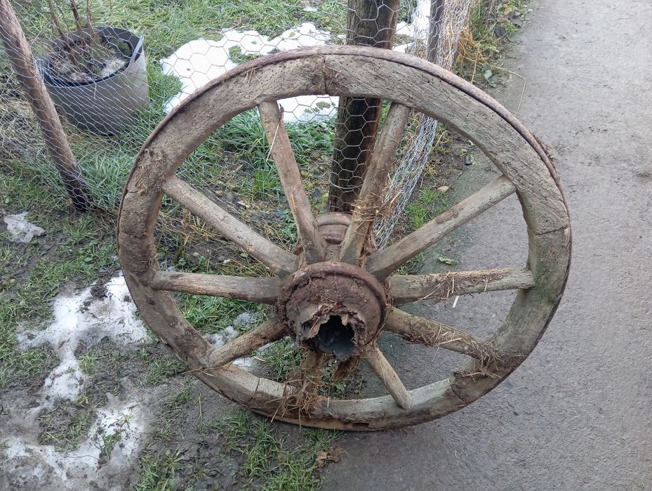 Roata antică de lemn pt căruță