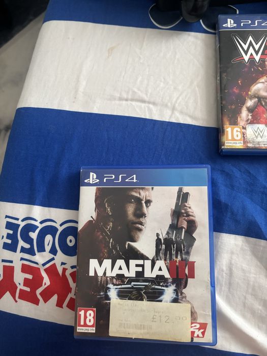 vand ps4 cu 2 manete si 3 jocuri(Mafia3,wwwe2k17,nfs payback) preț negociabil