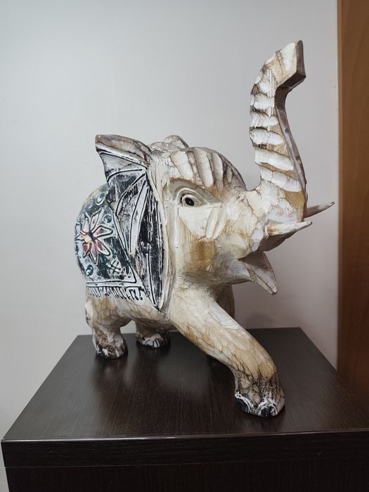 Ръчно резбован дървен слон – ориенталска декорация, символ на късмет