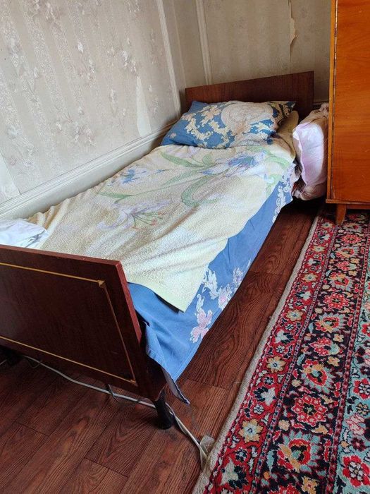 Сервант , кровать , шкаф . Мебель домашняя