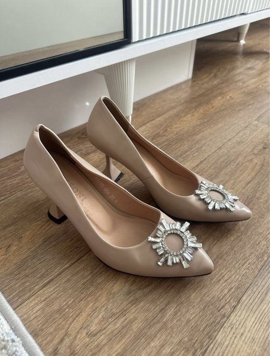 Продается бежевые туфли 39р