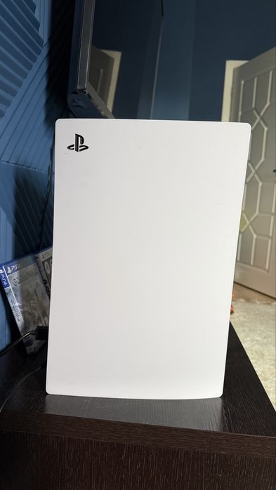 Playstation 5 и два джойстика с играми