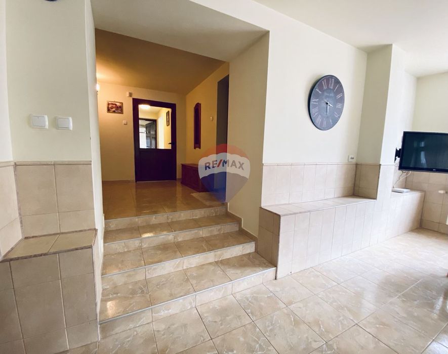 Къща с пет спални, камина, басейн и гараж за продажба, град Балчик, Я