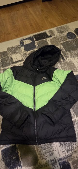 Vând geaca Nike copii marimea L sau 147-158 cm
