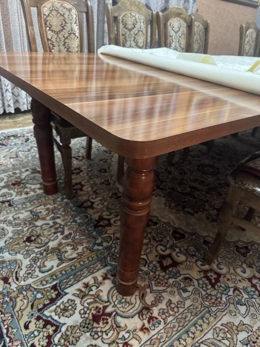 Шкаф витрина и стол со стульями