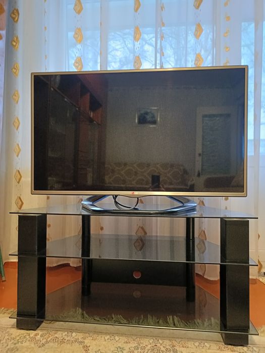 Два телевизора и тумба