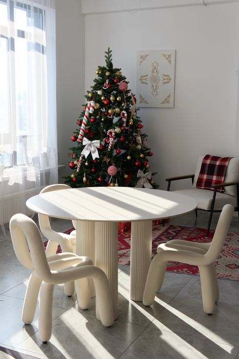 Стол и стулья белые