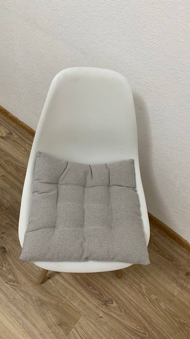 Белый стул с подушкой икея