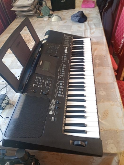 Продам синтезатор