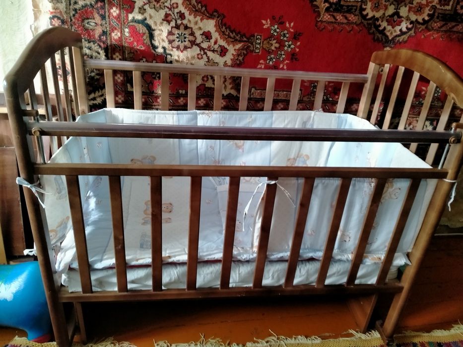 Детская кроватка маятник.