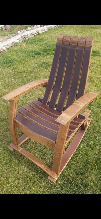 Дървен люлеещ се стол.