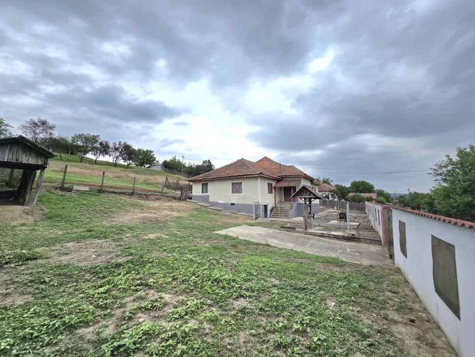 Vând casă bătrânească sau schimb cu apartament  Strehaia ,Simian Motru