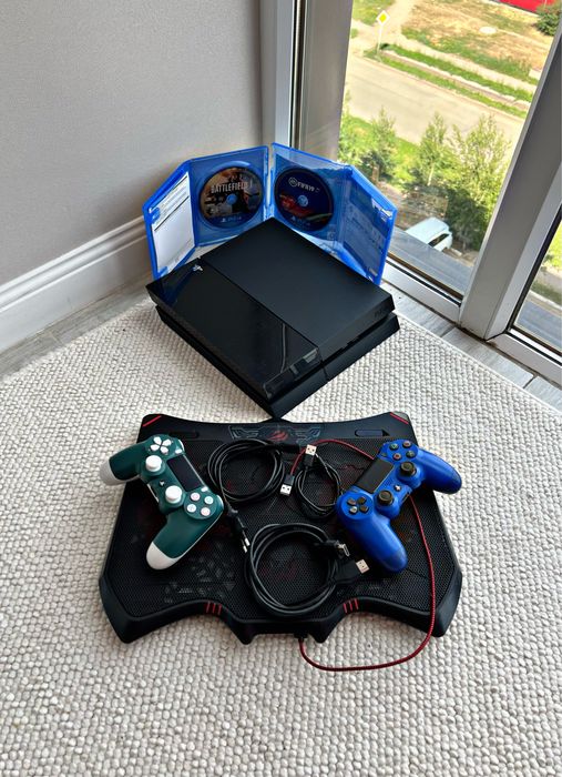 PlayStation 4  + 2 диска,подставка,2 джостик