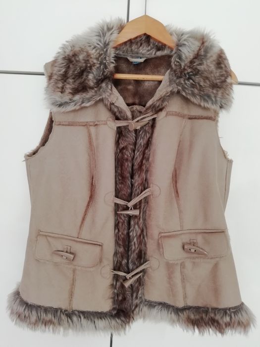 Бежов елек - имитация на кожа с яка.