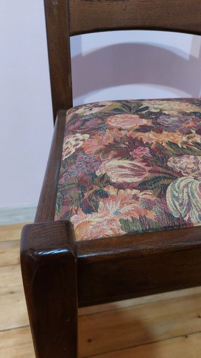 Винтидж трапезен стол от масивно дърво. Перфектно състояние.