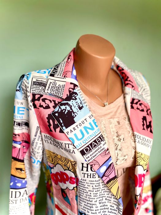 Ново елегантно дамско сако блейзър комикс мотиви размери М с етикет