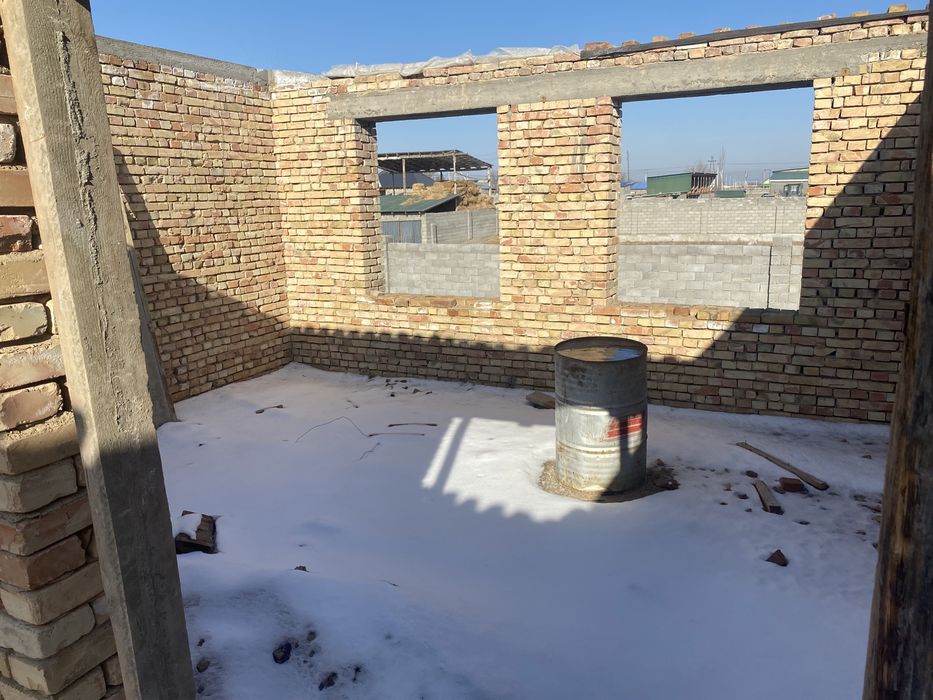 Продается не достроенный дом.