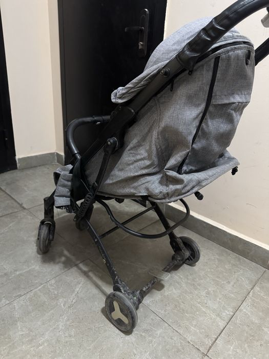 Коляска серая прогулочная