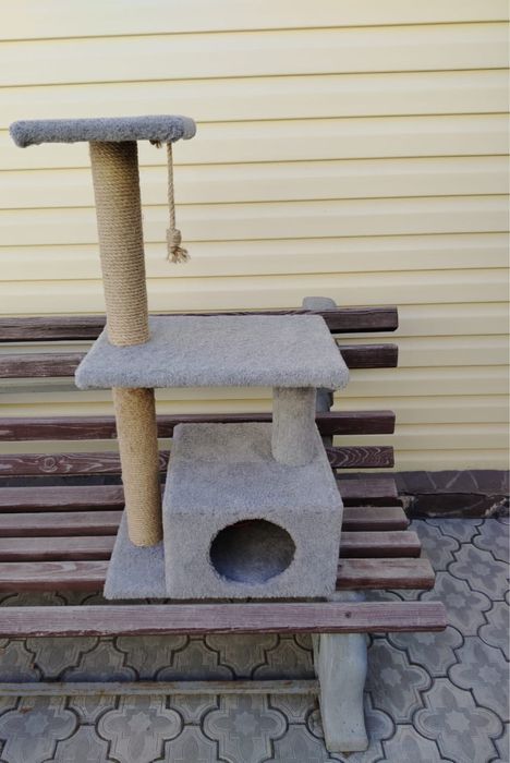 Домик для кошек с когтеточкой