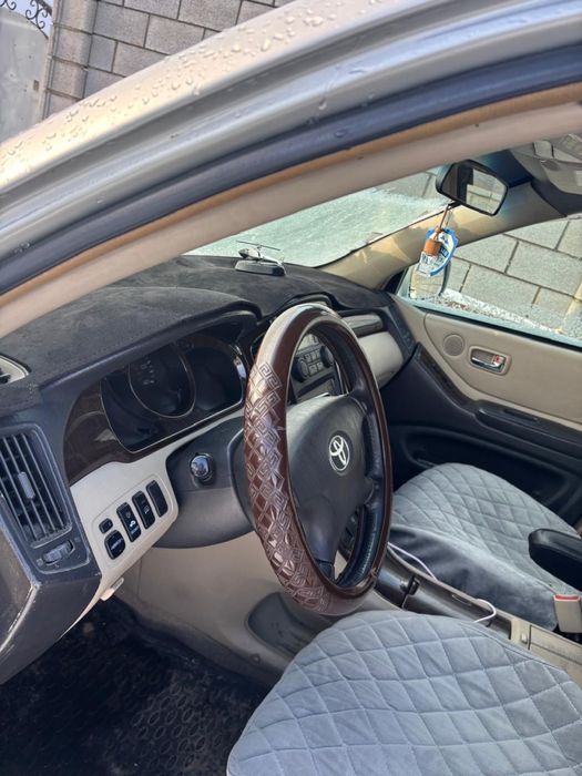 Продам машину тойота хайландер.