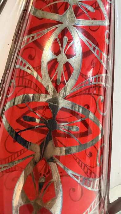 Vaza din sticla rosie decorata cu argint