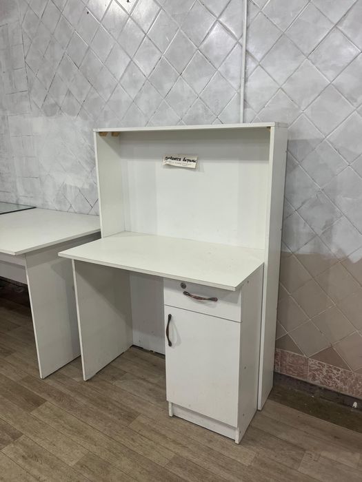 Продам Витрина с длинным стеклянным окном