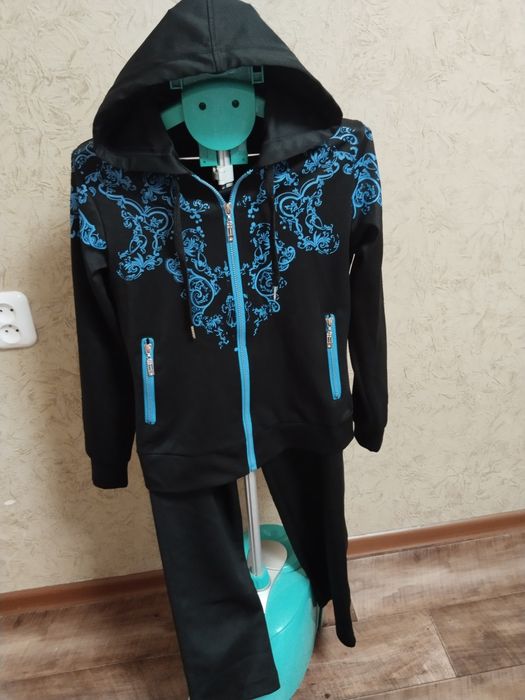 Продам спортивный костюм