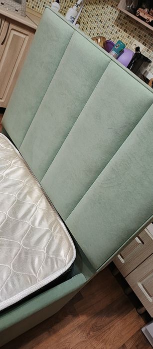 Кровать односпальная.