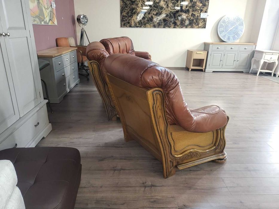 Кафяв комплект дивани тройка,двойка и фотьойл от естествена кожа и дъб